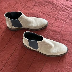 To book New York suede Chelsea boots.